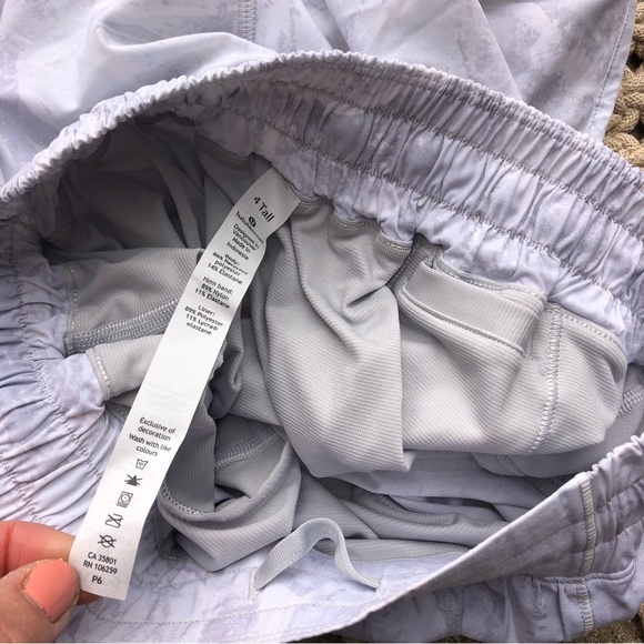 Lululemon Hotty Hot Shorts Size 4 Tall - Mini Tropical Shadow Starlight - Picture 4 of 9